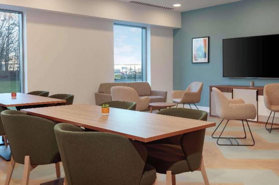 Hampton by Hilton Edinburgh Airport 5