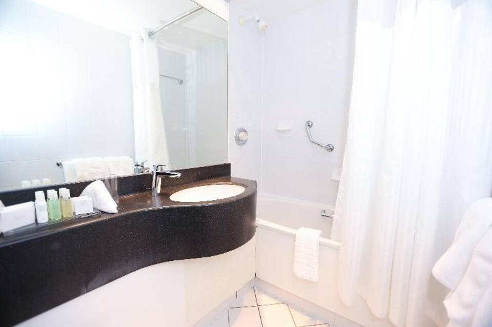 Crowne Plaza Manchester Airport 4