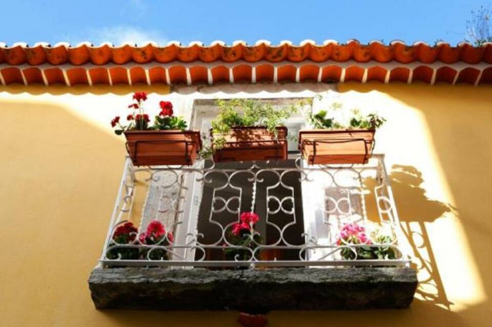 Alfama Yellow House 1