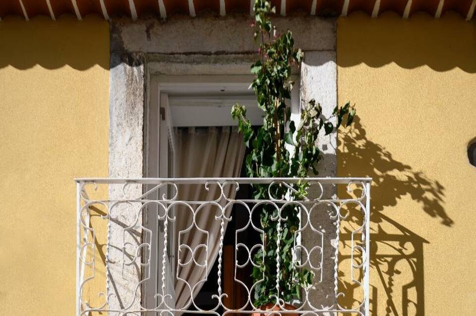 Alfama Yellow House 3