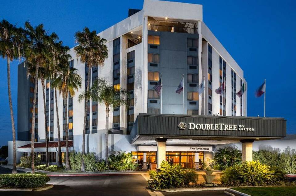 DoubleTree by Hilton Hotel Carson 3