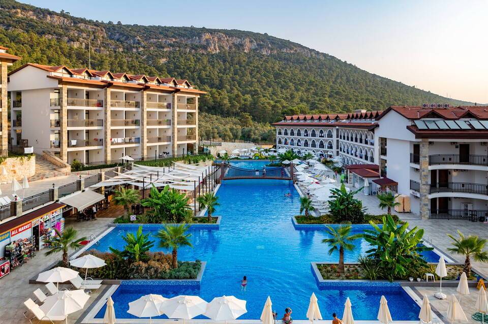 Ramada Resort by Wyndham Akbuk 1