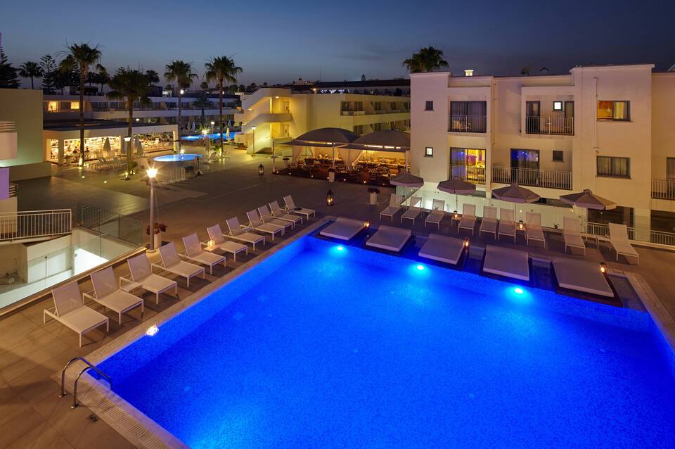MelpoAntia Luxury Apartments & Suites 2