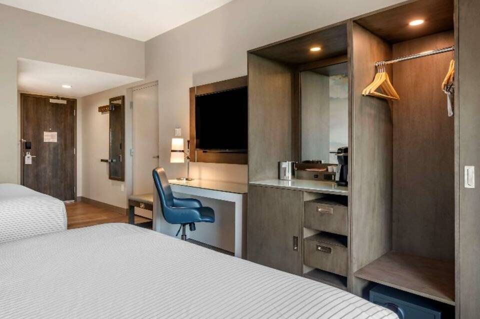 Cambria Hotel Orlando Airport 4