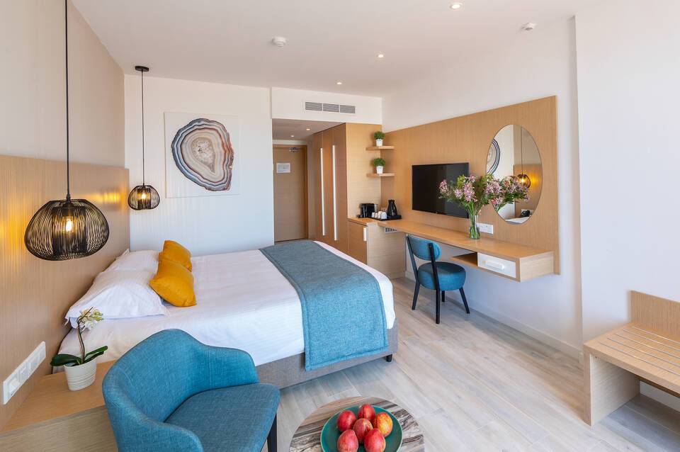 Leonardo Crystal Cove Hotel and Spa by the Sea 1