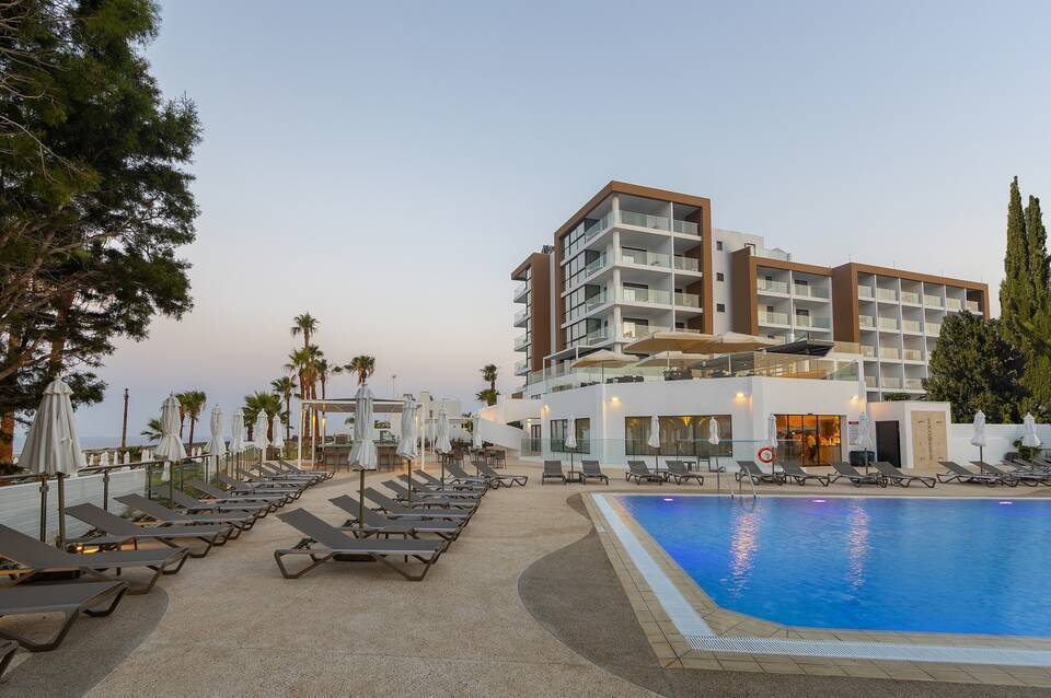 Leonardo Crystal Cove Hotel and Spa by the Sea 3