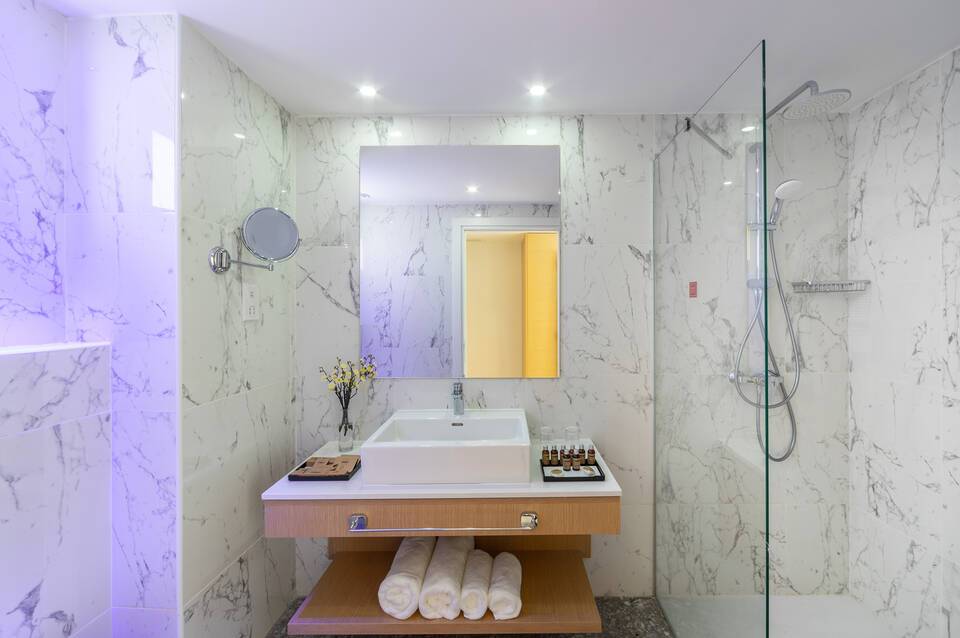 Leonardo Crystal Cove Hotel and Spa by the Sea 4