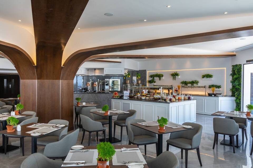 Leonardo Crystal Cove Hotel and Spa by the Sea 5
