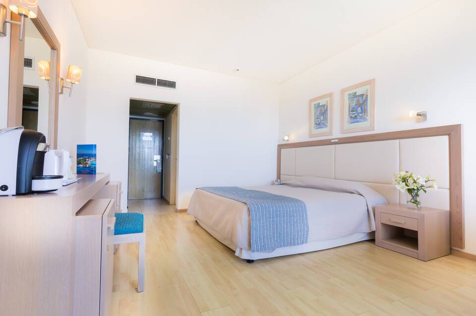 The Golden Coast Beach Hotel 2