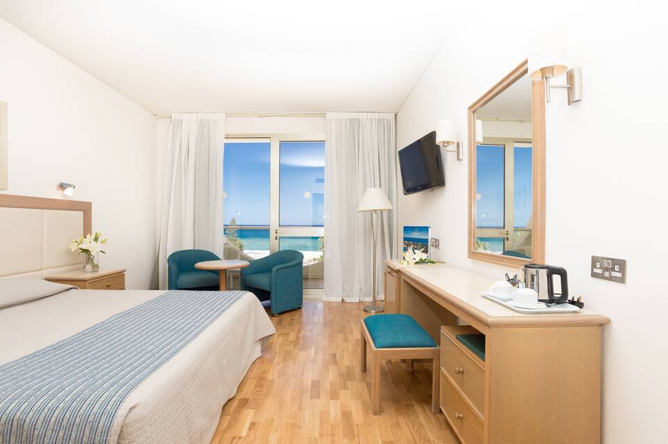 The Golden Coast Beach Hotel 3