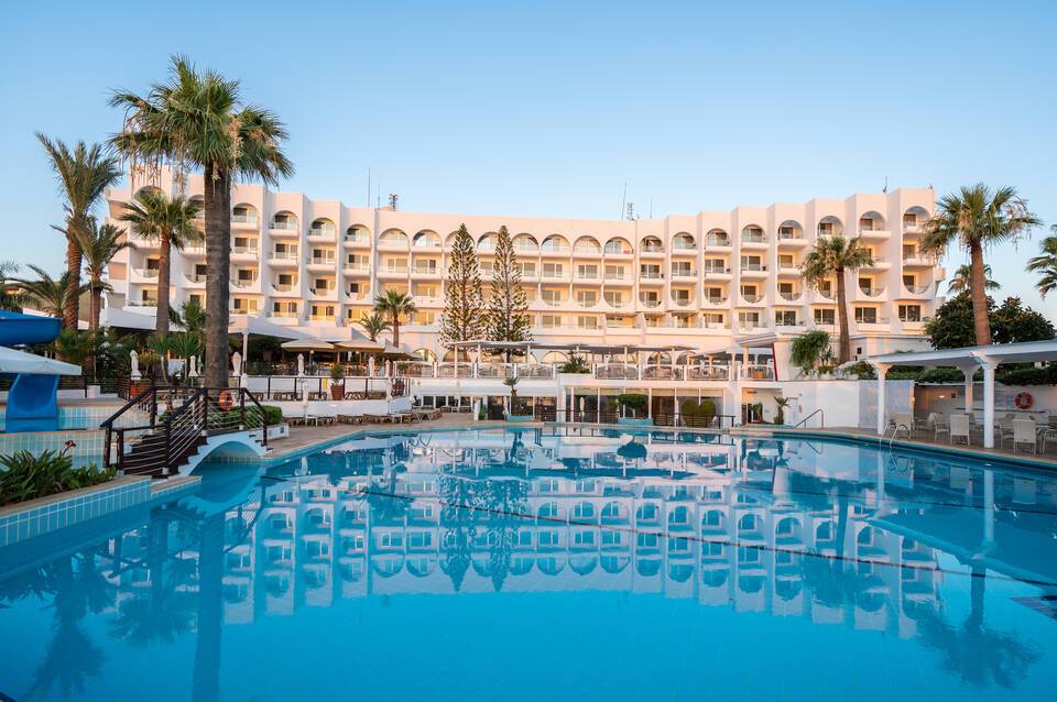 The Golden Coast Beach Hotel 4