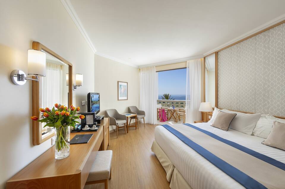 Constantinou Bros Athena Beach Hotel 4