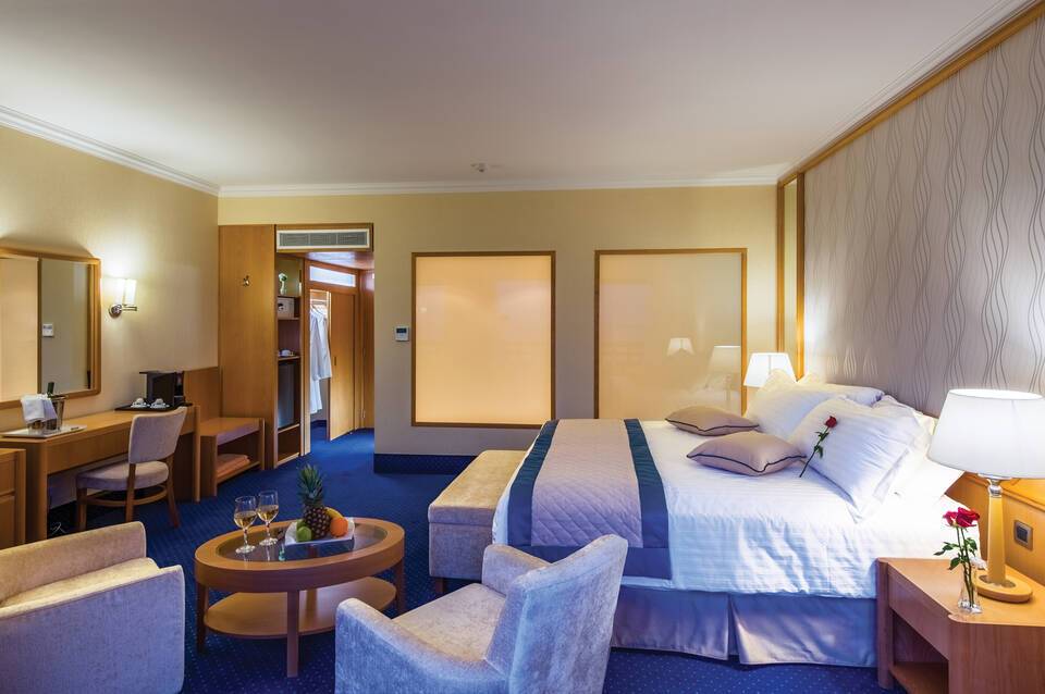 Constantinou Bros Athena Royal Beach Hotel 3