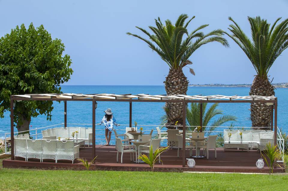 Queen's Bay Hotel 1