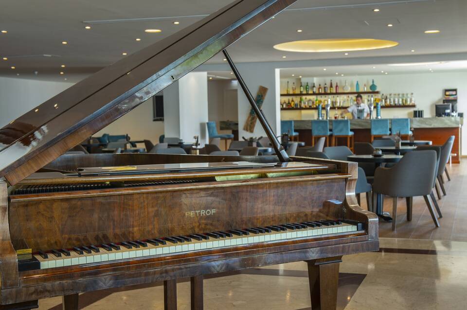 Queen's Bay Hotel 3