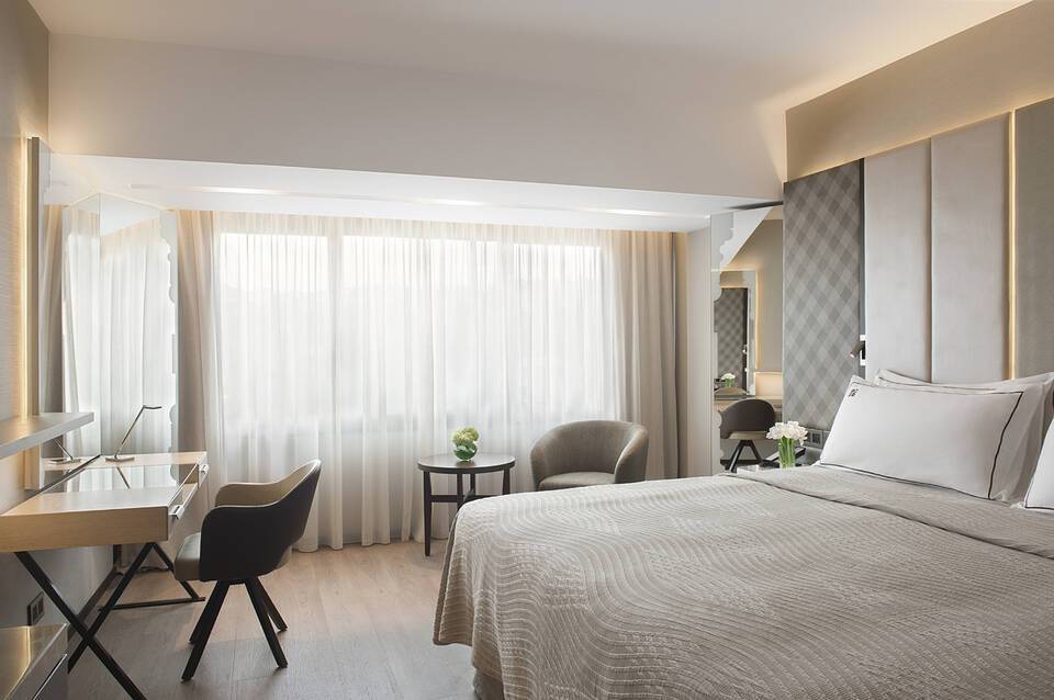 Four Seasons Hotel 5