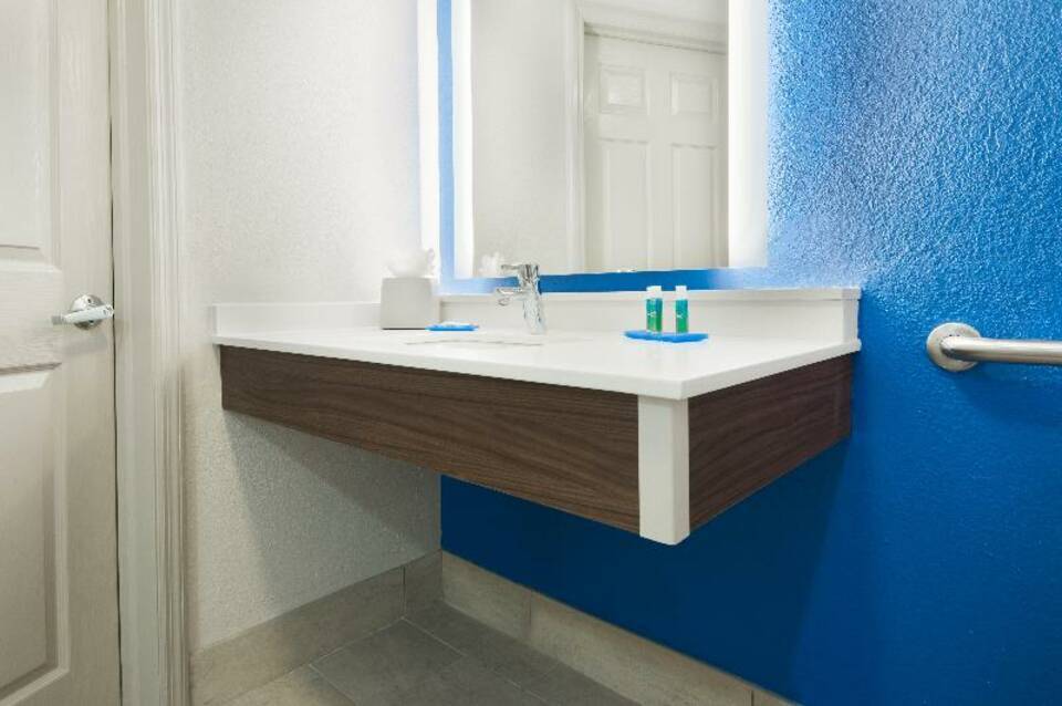 Holiday Inn Express Hotel & Suites Nearest Universal Orlando 3