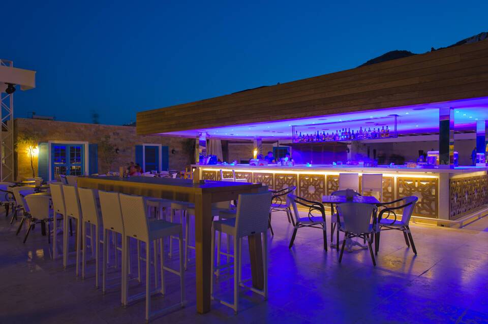 Bellazure Hotel 1