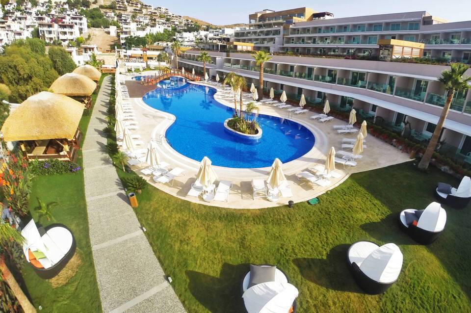 Bellazure Hotel 3