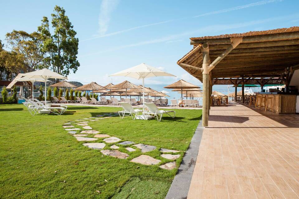 Bellazure Hotel 4