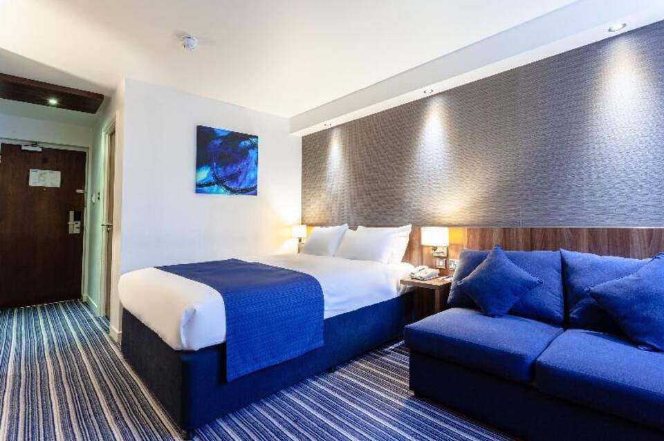 Holiday Inn Express Edinburgh Airport 2