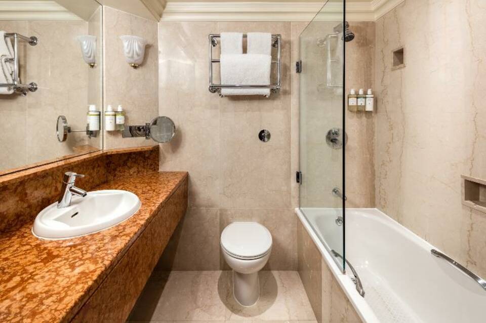 Radisson Blu Hotel, London Heathrow 3