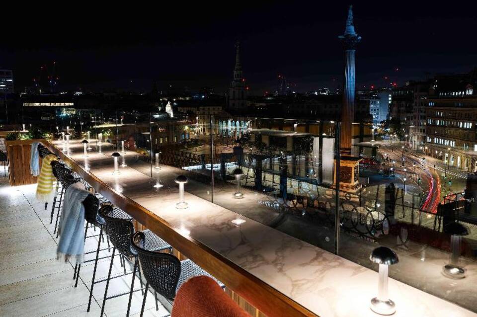 The Trafalgar St. James London, Curio Collection by Hilton 4