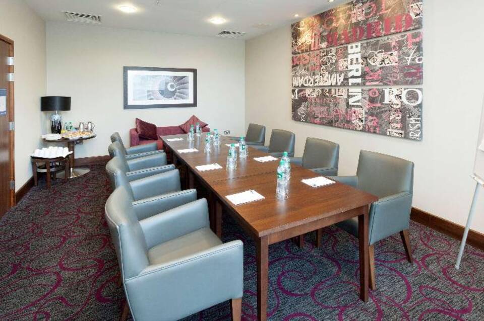 Hampton by Hilton London Luton Airport 1