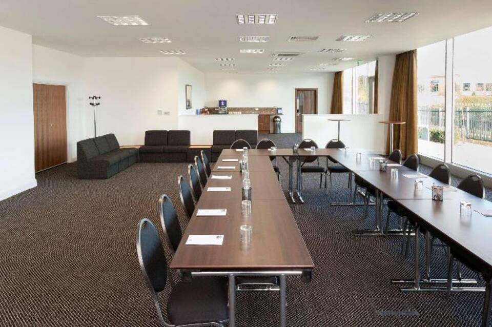 Hampton by Hilton London Luton Airport 2