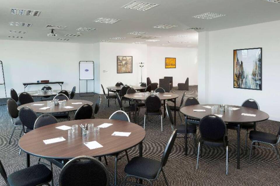 Hampton by Hilton London Luton Airport 4