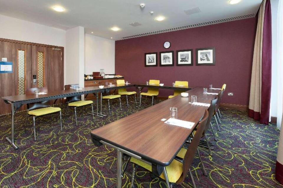 Hampton by Hilton London Luton Airport 5