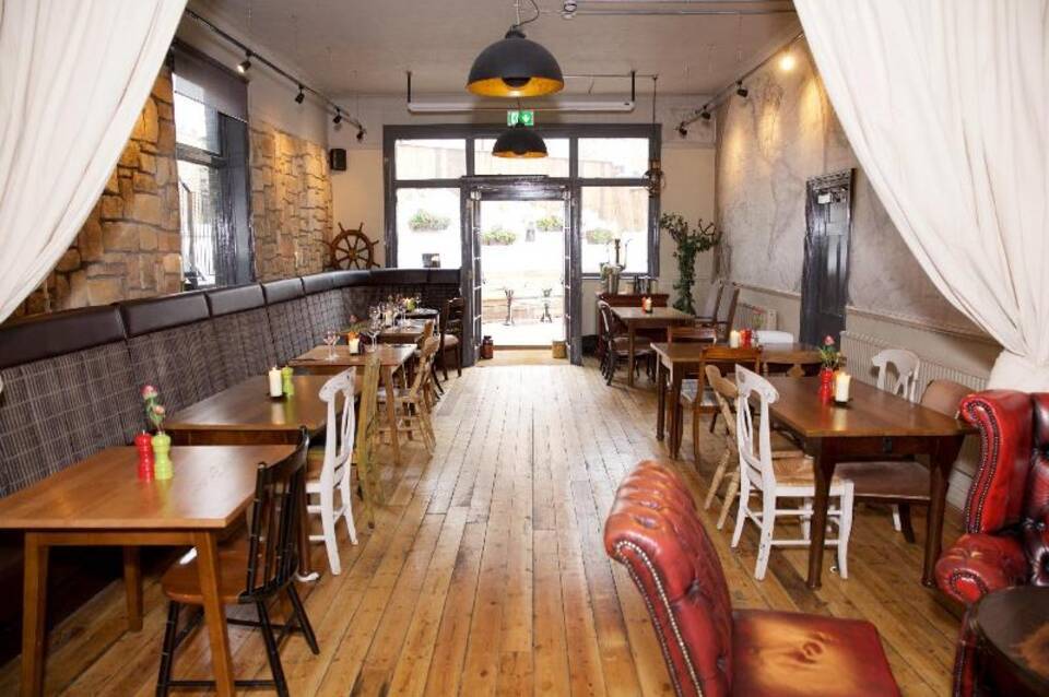 The Captain Cook Hotel 4