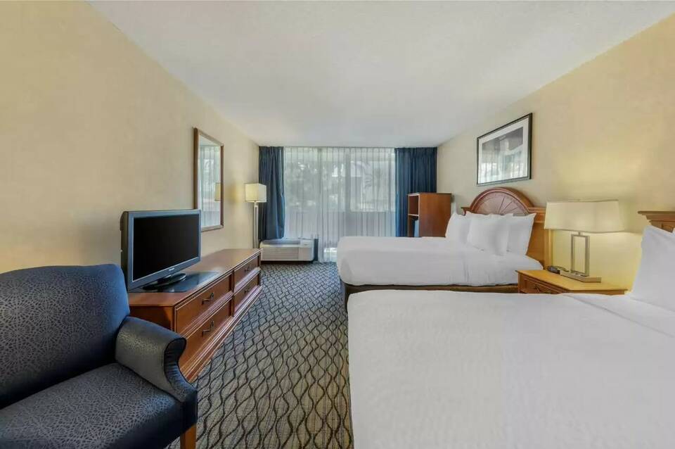 Clarion Hotel Anaheim Resort 2