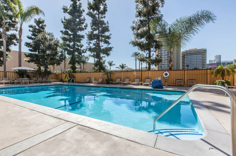 Clarion Hotel Anaheim Resort 4