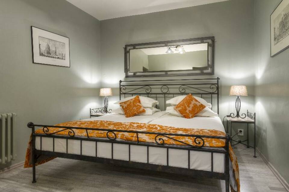 Black Stair Suites 4