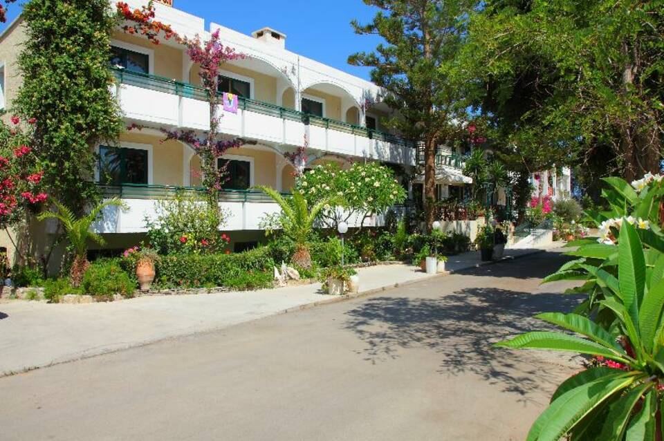 Trefon Hotel Apartments & Family Suites 4