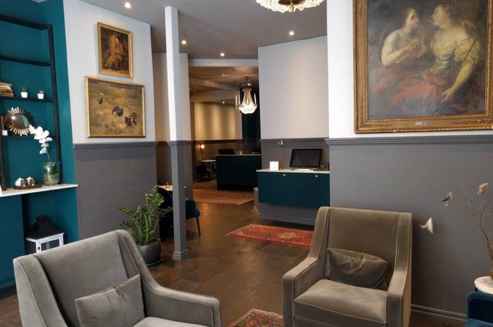 Queen's Hotel 1