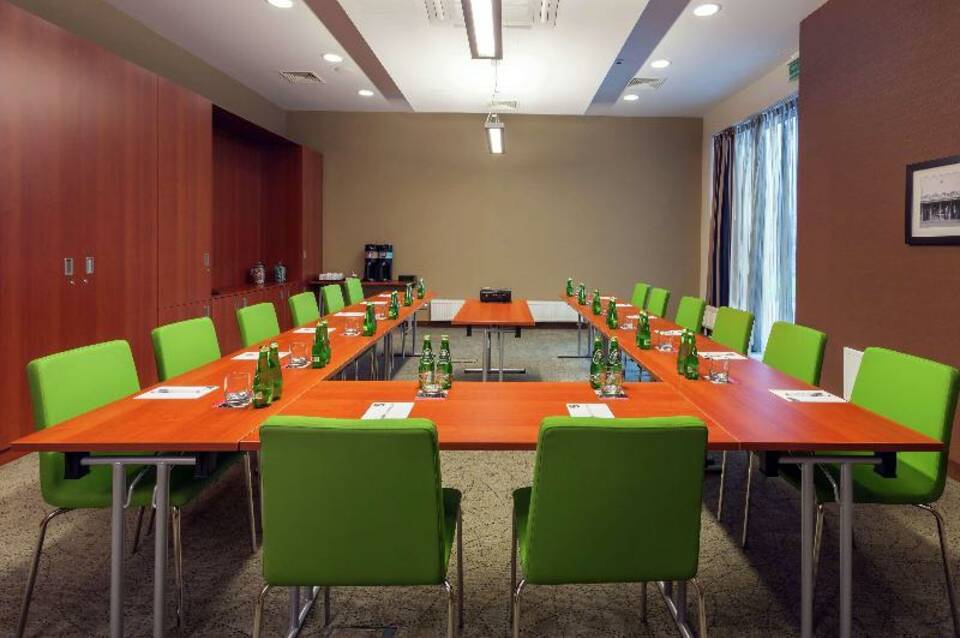 Hampton by Hilton Warsaw Airport 1