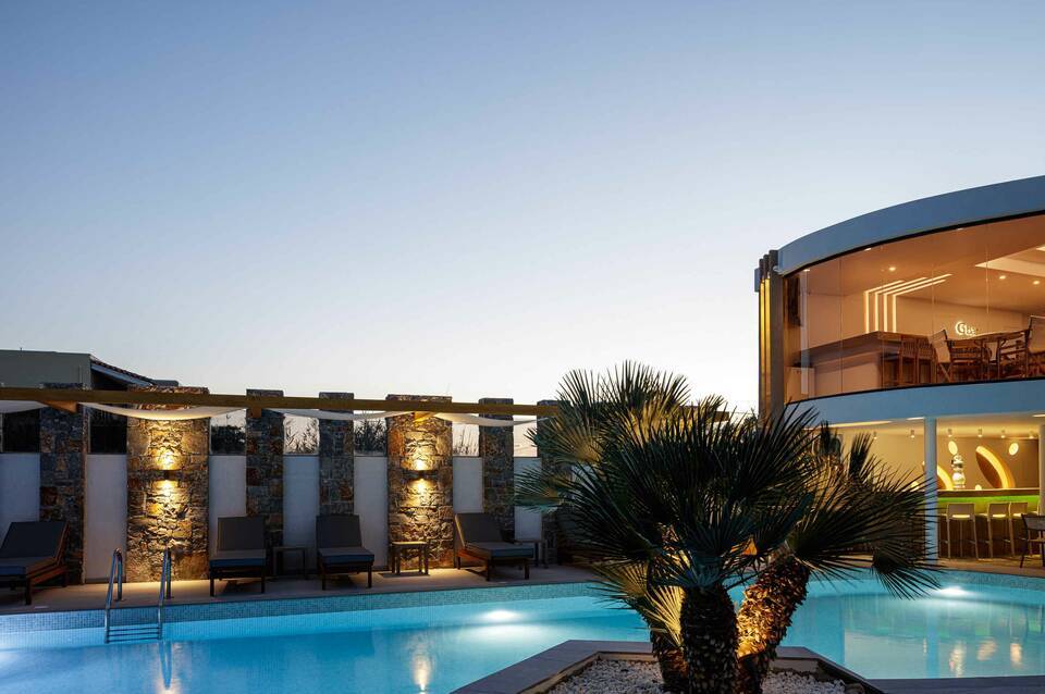 Golden Bay Hotel & Bungalows 1