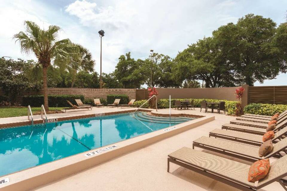 Embassy Suites by Hilton Orlando International Drive ICON Park 5