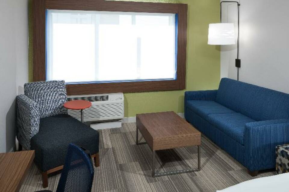 Holiday Inn Express & Suites Orlando At Seaworld 4