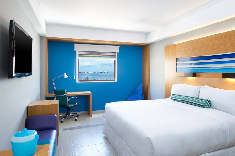 Aloft Cancun 2