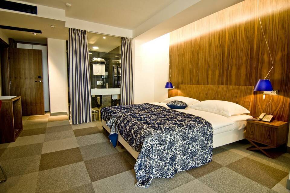 Hotel In 5