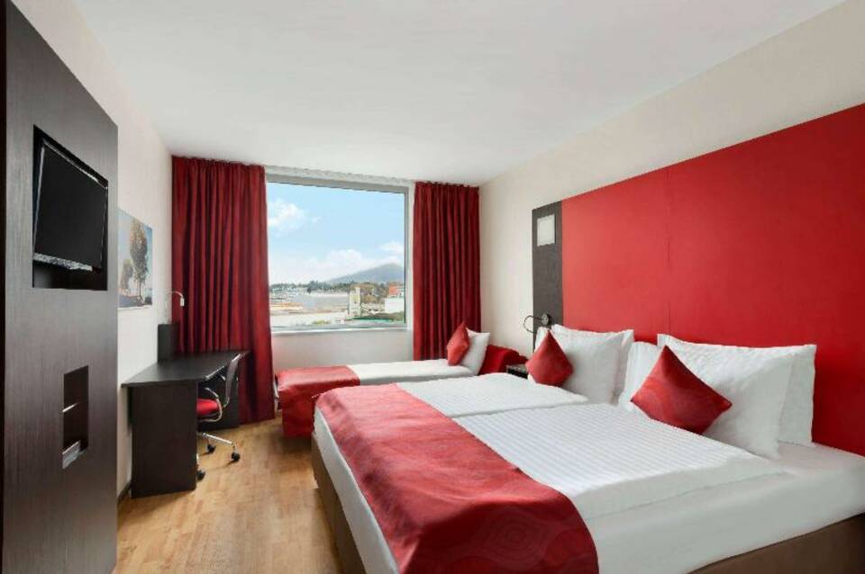 Ramada Encore by Wyndham Geneva 2