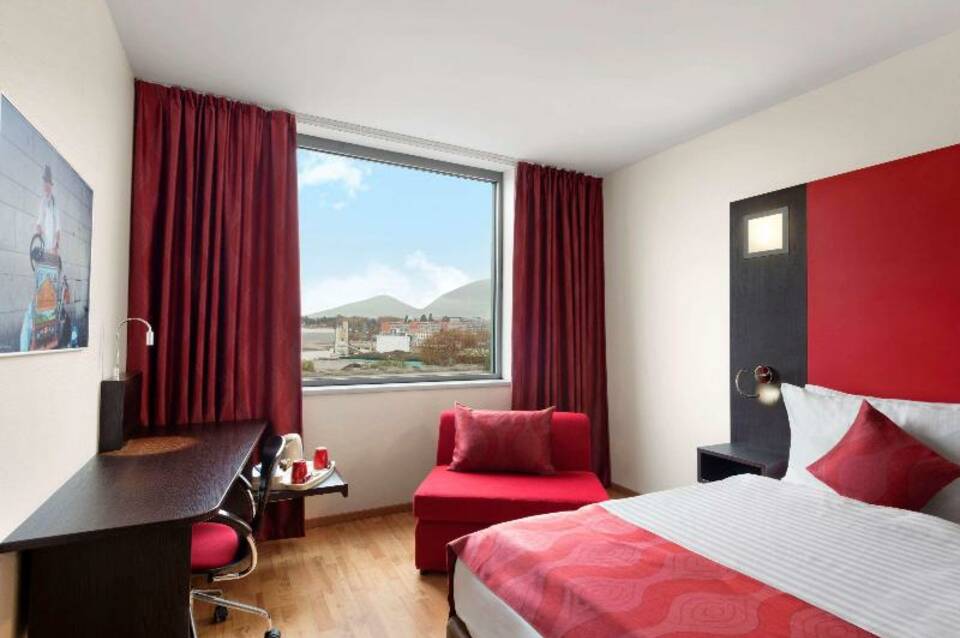 Ramada Encore by Wyndham Geneva 4