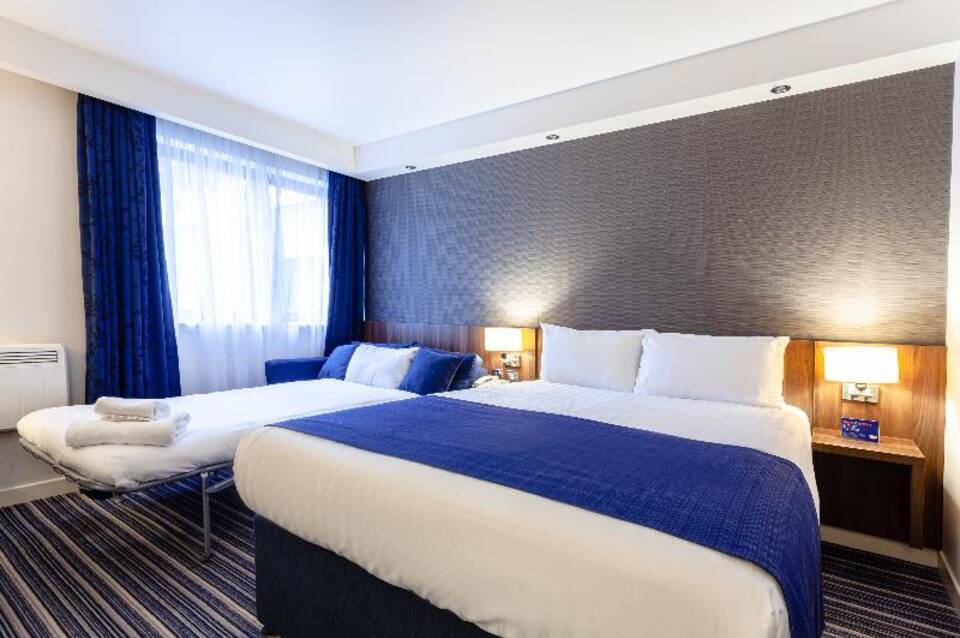 Holiday Inn Express Edinburgh Airport 3