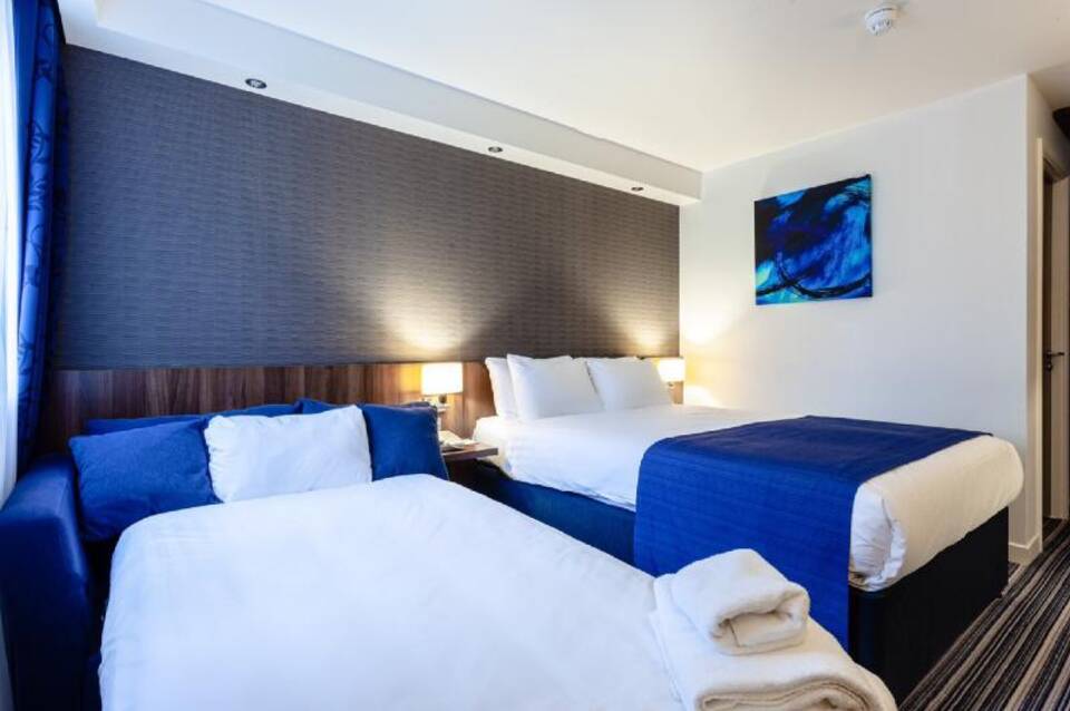 Holiday Inn Express Edinburgh Airport 4