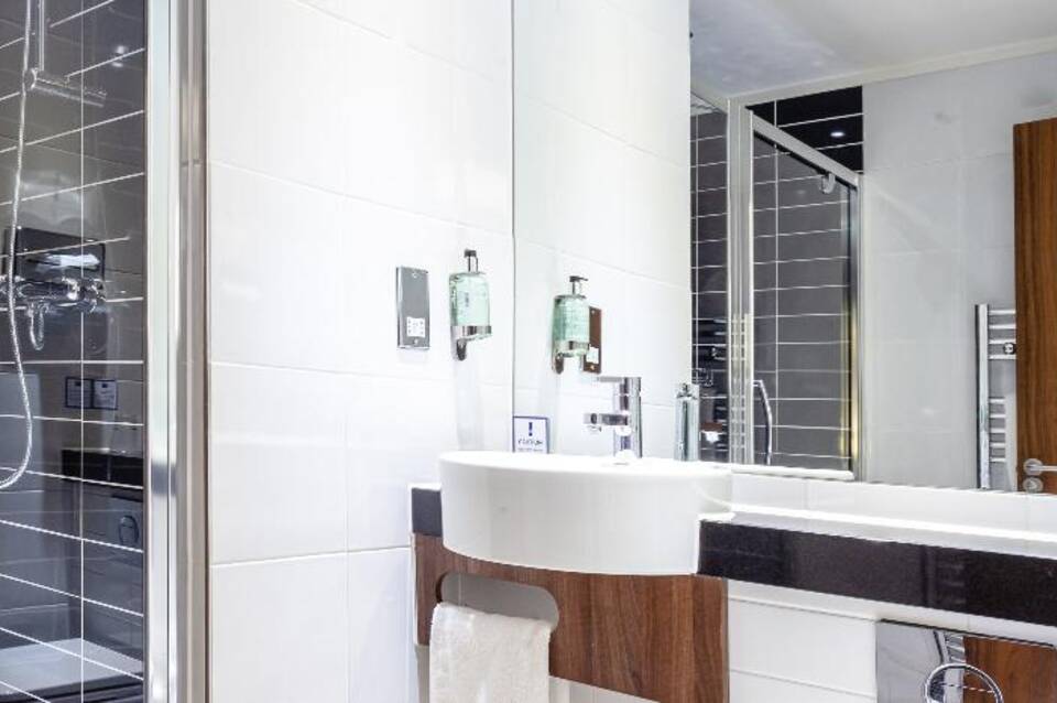 Holiday Inn Express Edinburgh Airport 5