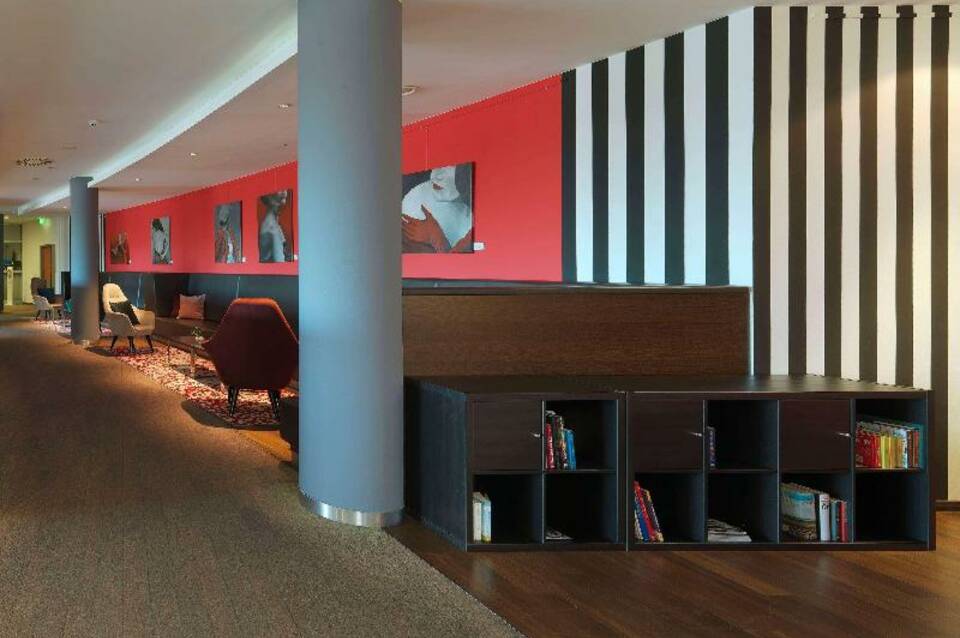 Ramada by Wyndham Dresden 5