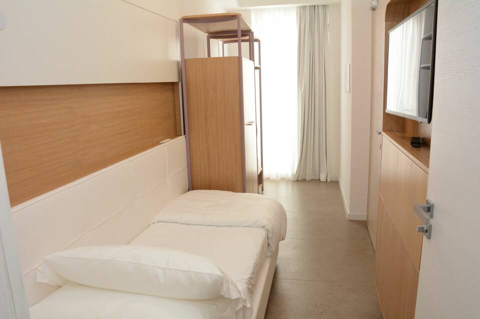 M & F Hotel 4